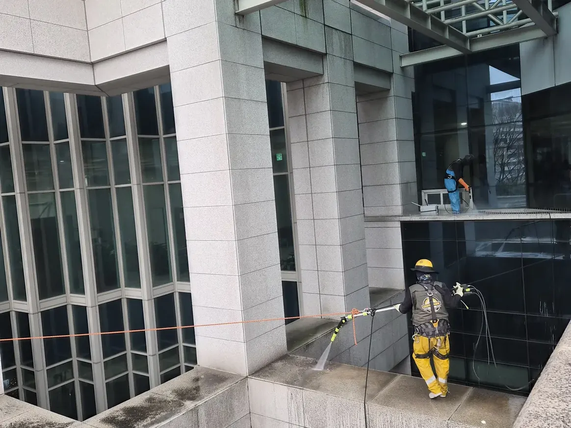 담양군 담양읍 상가건물 옥상 파라펫 장비 주변 정밀 위생청소 사례 - 행진크린