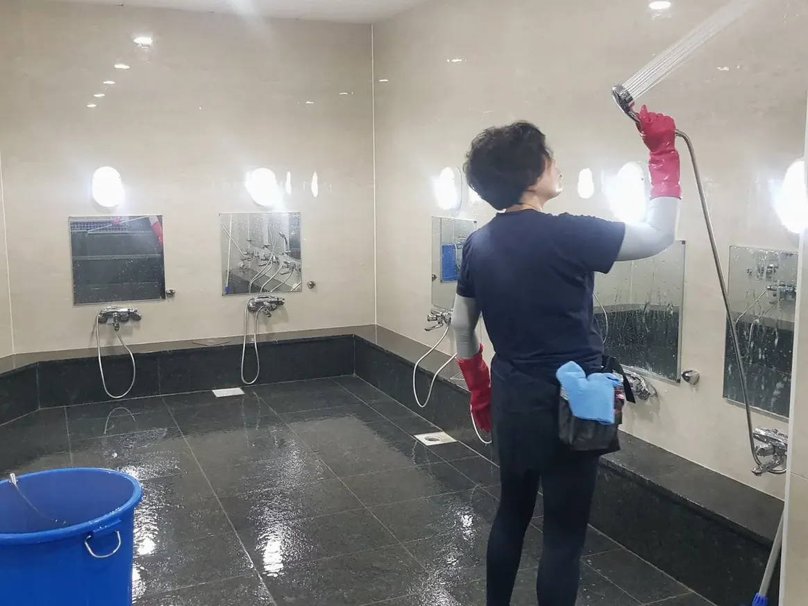진도군 조도면 목욕탕 탈의실·파우더룸 바닥 위생청소 사례 - 행진크린