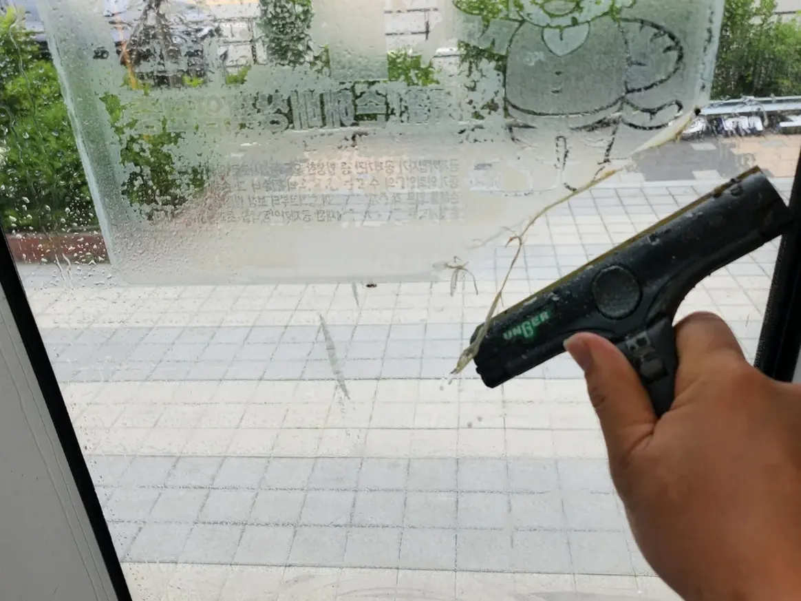 신안군 안좌면 사무실 고층 외창 장비 주변 정밀 위생청소 사례 - 행진크린